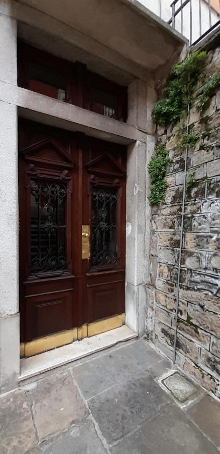 Casa Antica - Historical Apartment In Old City Center ترييستي المظهر الخارجي الصورة